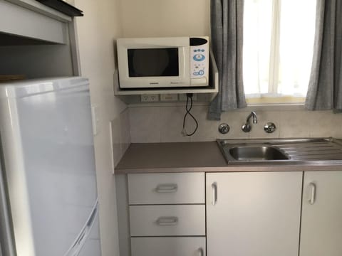 Kitchen or kitchenette, minibar