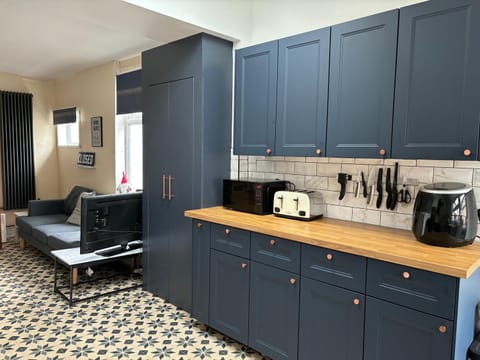 Coffee/tea facilities, dishwasher, oven, stove, toaster