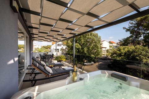 Patio, Day, Natural landscape, Hot Tub, Balcony/Terrace, sunbed