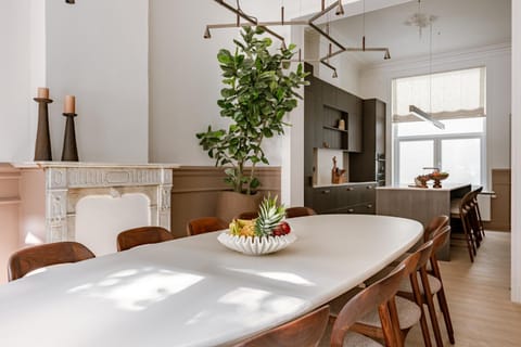 Living room, Food and drinks, Seating area, Dining area, Food