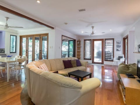Billa Blue by Discover Stradbroke House in Point Lookout