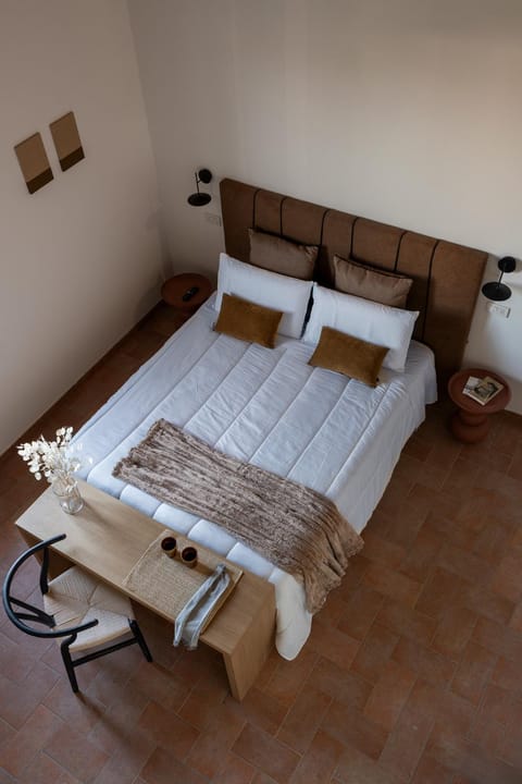Bed, TV and multimedia, Coffee/tea facilities, Photo of the whole room, Bedroom, minibar, safe, wardrobe, air conditioner