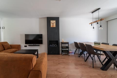 Communal lounge/ TV room, TV and multimedia, Photo of the whole room, Dinner, fireplace