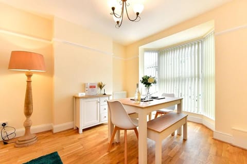 Castle Square Cottage - Beachside Retreat Bed and Breakfast in Underhill Park
