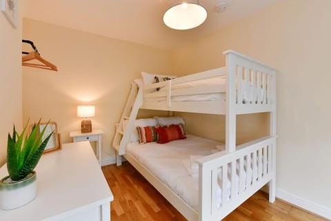Castle Square Cottage - Beachside Retreat Bed and Breakfast in Underhill Park