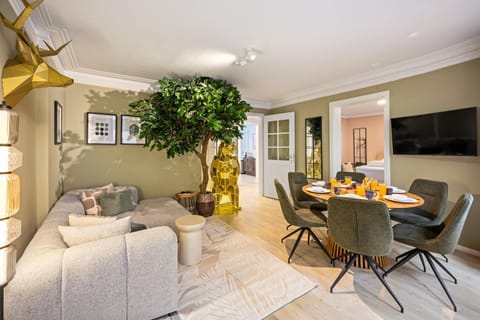 TV and multimedia, Living room, Seating area, Dining area