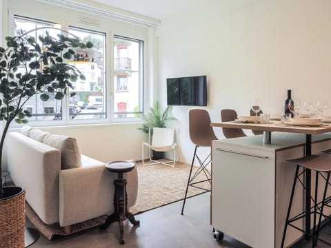 Communal lounge/ TV room, TV and multimedia, Living room, Seating area, Dining area, Evening entertainment