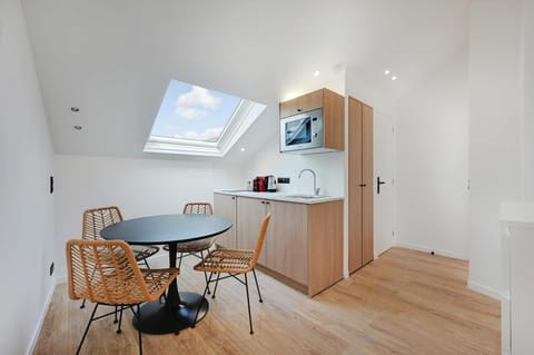 Kitchen or kitchenette, Dining area