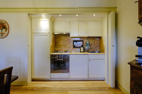 Kitchen or kitchenette, dishwasher, minibar, oven, stove, washing machine