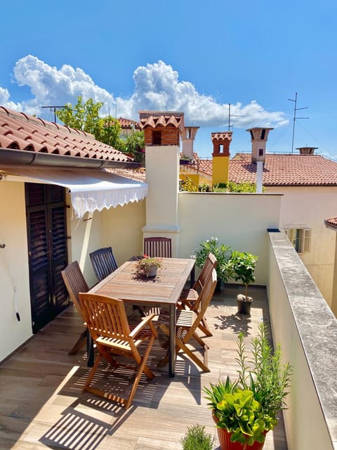 Balcony/Terrace, Balcony/Terrace, City view, City view, Landmark view, Street view, Quiet street view