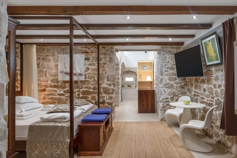 Bed, TV and multimedia, Living room, Seating area, Bedroom