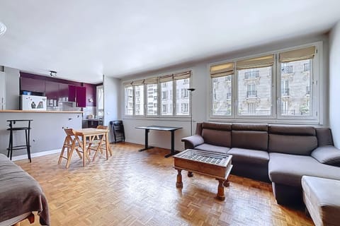 Large apartment on Commerce Street Apartment in Paris