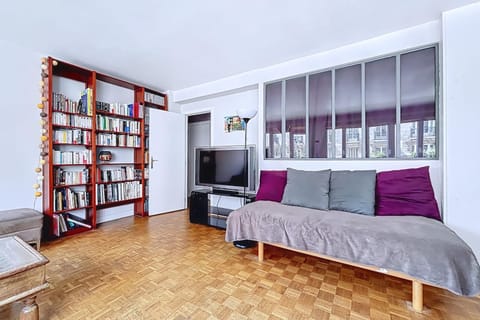 Large apartment on Commerce Street Apartment in Paris