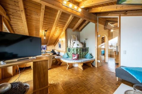 TV and multimedia, Living room, Photo of the whole room, Seating area, Bedroom