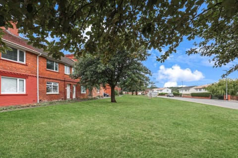 Property building, Neighbourhood, Natural landscape, Garden view, Street view