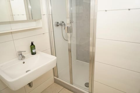 Zeltdachhaus mit Parkplatz vor der Haustür - W-LAN House in Damp