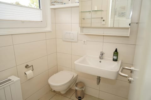 Zeltdachhaus mit Parkplatz vor der Haustür - W-LAN House in Damp