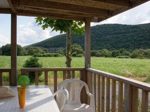 Mobil home confortable avec terrasse pour 6 personnes - API-1-52-393 Campground/
RV Resort in Provence-Alpes-Côte d'Azur