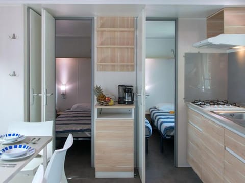 Mobil home confortable avec terrasse pour 6 personnes - API-1-52-393 Campground/
RV Resort in Provence-Alpes-Côte d'Azur