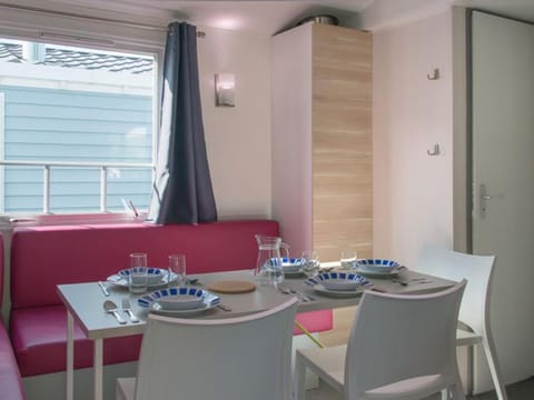 Mobil home confortable avec terrasse pour 6 personnes - API-1-52-393 Campground/
RV Resort in Provence-Alpes-Côte d'Azur