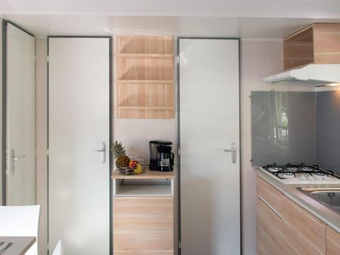 Mobil home confortable avec terrasse pour 6 personnes - API-1-52-393 Campground/
RV Resort in Provence-Alpes-Côte d'Azur