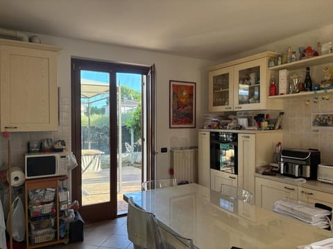 Kitchen or kitchenette, Dining area, oven, stove, toaster