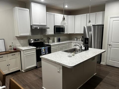 Modern Luxury Retreat by Oak Hill Park New 3BR House in Wooster