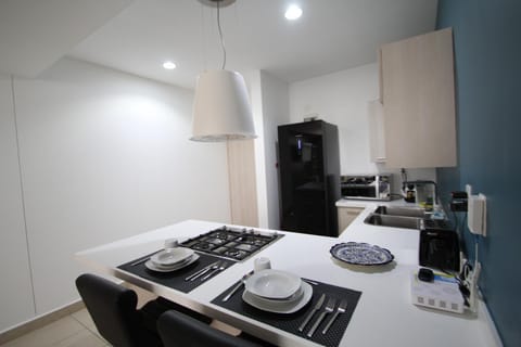 Kitchen or kitchenette, Dining area