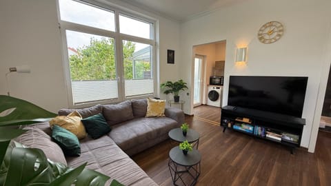 TV and multimedia, Living room, Seating area, Evening entertainment