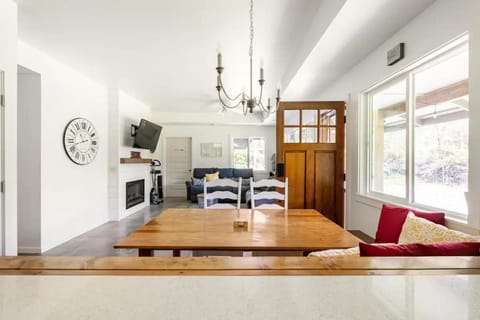 Communal lounge/ TV room, Kitchen or kitchenette, Living room, Seating area, Dining area