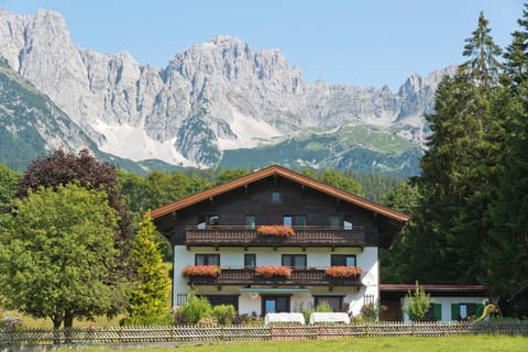Property building, Garden, Balcony/Terrace