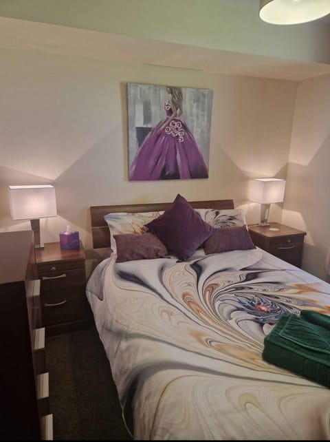 Bright 2 Bed Corner Flat - Great Location Apartment in Inverness