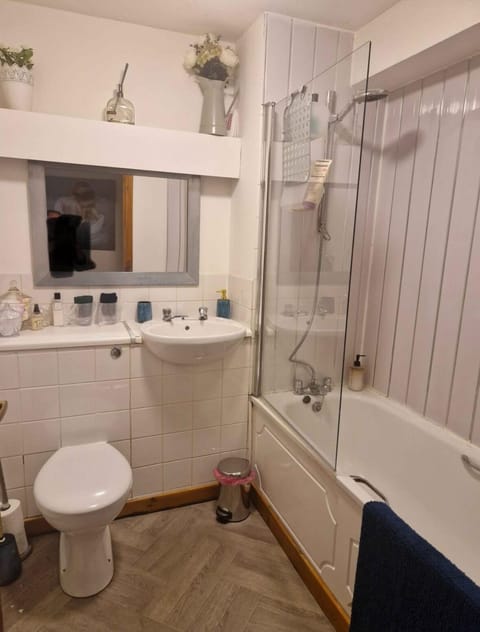 Bright 2 Bed Corner Flat - Great Location Apartment in Inverness