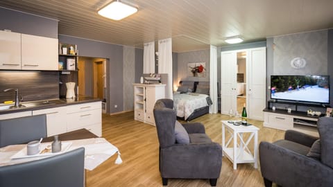 TV and multimedia, Living room, Seating area, Dining area