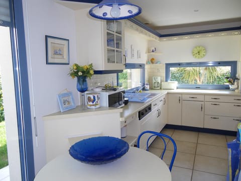 Communal kitchen, Garden view