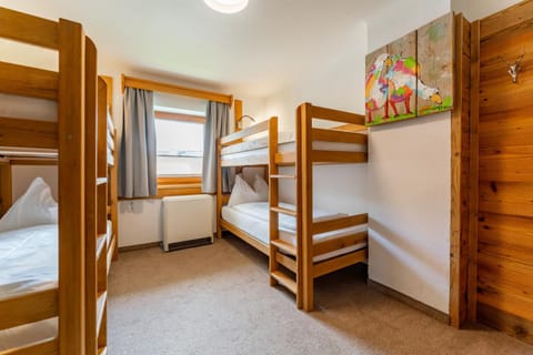 Bedroom, bunk bed