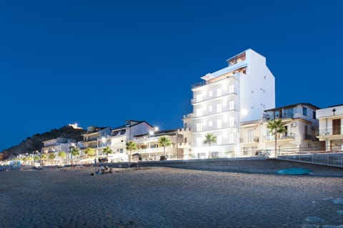 Facade/entrance, Sea view