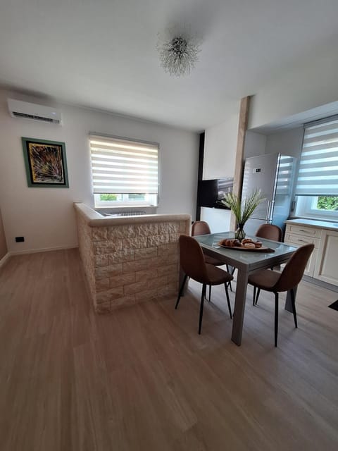 Living room, Seating area, Dining area, air conditioner