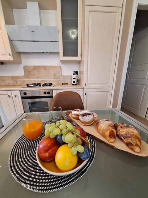 Kitchen or kitchenette, Dining area, Breakfast