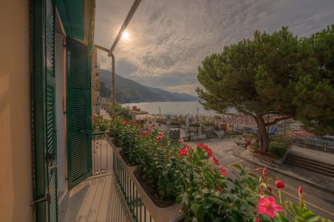 View (from property/room), Balcony/Terrace, Beach