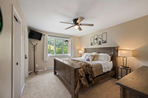 3 Bedroom Townhouse Across from HoliMont House in Ellicottville