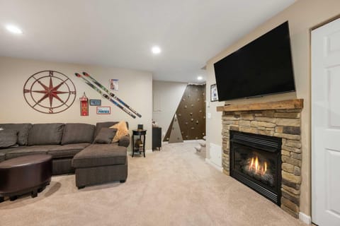 3 Bedroom Townhouse Across from HoliMont House in Ellicottville