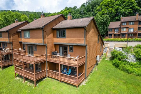 3 Bedroom Townhouse Across from HoliMont House in Ellicottville