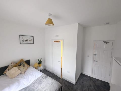 All En-suite Home for Contractors, Families & Large Groups House in Newcastle-under-Lyme