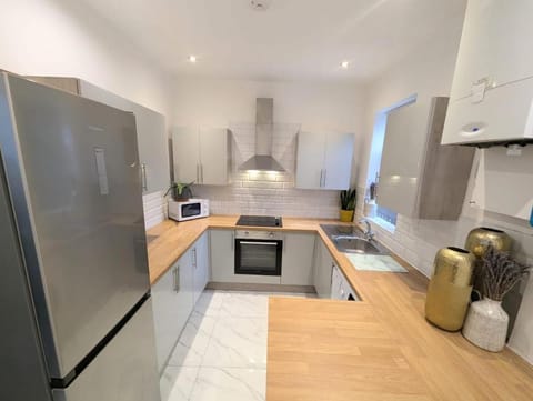 All En-suite Home for Contractors, Families & Large Groups House in Newcastle-under-Lyme