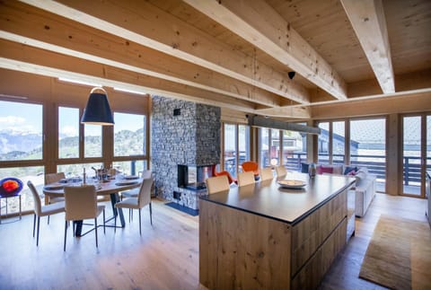 Kitchen or kitchenette, Dining area