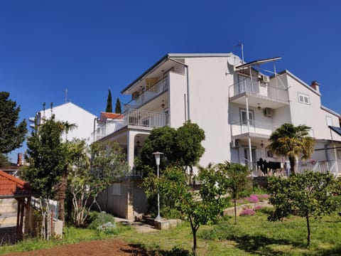 Property building, Spring, Day, Garden