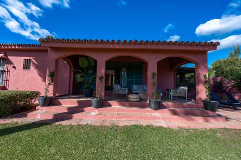 Villa in Marbella with Private Pool & Panoramic Mountain Views Villa in San Pedro de Alcántara