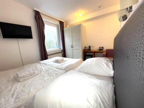Bed, TV and multimedia, Bedroom, wardrobe