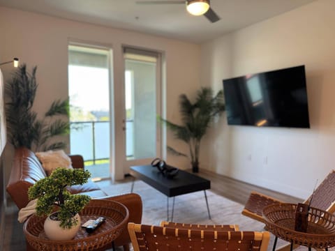 TV and multimedia, Balcony/Terrace, Living room, Decorative detail, Seating area, Evening entertainment